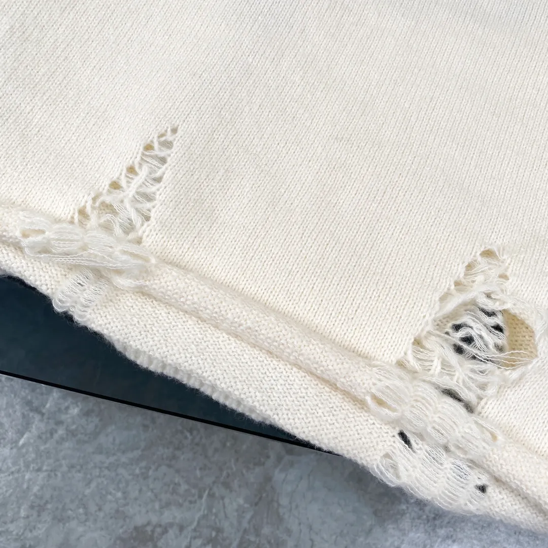 P240 Chrome Hearts CH Chrome Hearts Embroidered Disk Sanskrit Cross Hole Knitted Sweater Pullover. It’s a very popular style. It’s the same style for men and women. It’s matched with black and white. It looks great in real life. It looks good on the upper body. It looks good in daily wear. It’s even better when taking photos. It’s hard not to buy it. Buy it for me!!! Believe me, no one can refuse such a machine-length Chrome Hearts jacket. The version has been expanded based on the old version. The upper body is loose and stylish, and the hem is expanded to a casual design. Fat people look extremely slim, thin people have limited height and high-end. Ten thousand yuan ZP printing, 1:1 perfect restoration, looks good when worn alone or stacked, can be easily controlled by both men and women. If you care more about quality, you must also respect the price. It is completely different from the thin see-through bottoms and junk products on the market that pill when worn. If the style makes you shine at a glance, then quality is what you should pay more attention to. Compared with price, we focus on quality. Customers who have received my products all know it. ️️️ Sweaters on the market are generally made of bract core yarn. We use modal. The advantages over core-spun yarn are very intuitive: high cost, high price, high density, relatively expensive for developers, and let us make a lot less money. In addition, it is delicate, has no scum on the upper body, resists pilling, and is high-end. We are conscientious sellers and do not use core-spun yarn. Apart from being cheap, core-spun yarn is really useless. It shrinks, pills, hooks, and makes people pierced. He is proficient in everything. It is 2024. Who doesn’t want to look decent when they go out? Quality determines the upper body effect. No matter how bad the quality, the best style is still the temperament of the urban-rural fringe. We only do long-term business. Quality determines character. Take it back and wear it with confidence and wash it. The quality of the pattern will definitely make your eyes shine. We only make the right version of high quality. We make high-end hard goods. Reject junk goods and reject fast food. Conscientious quality and conscientious price. You deserve it!  Color: Black Beige Gray Size: S M L